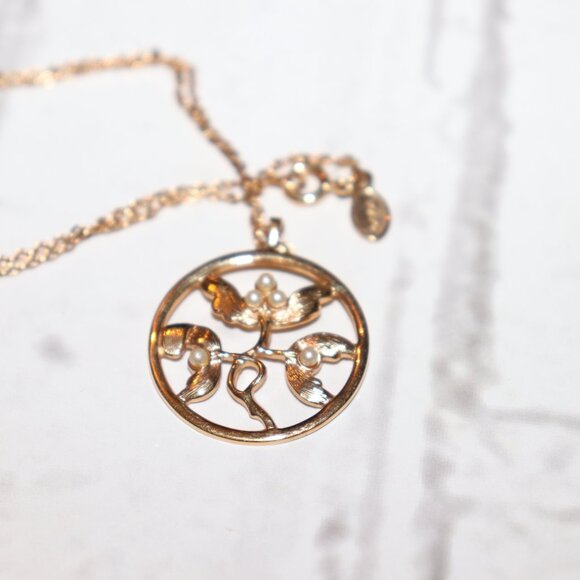 ✨ Golden Blossom Necklace · AVON Floral Pendant with Pearls · 15" ✨ - Picture 3 of 6